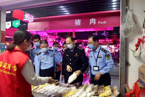 局党组成员、副局长陈建民带队到南山辖区农贸市场及校园周边开展创文督查工作.jpg